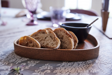 Сервировочное блюдо деревянное доски с чашами для подачи закусок